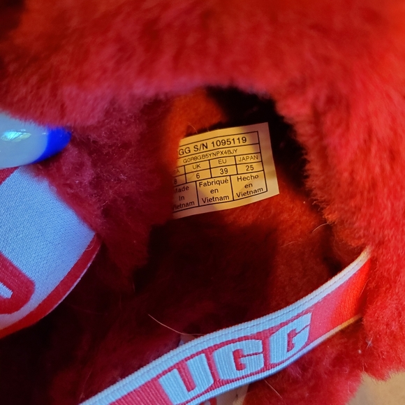Authentic Ugg slippers ๐ NEW - Picture 4 of 9